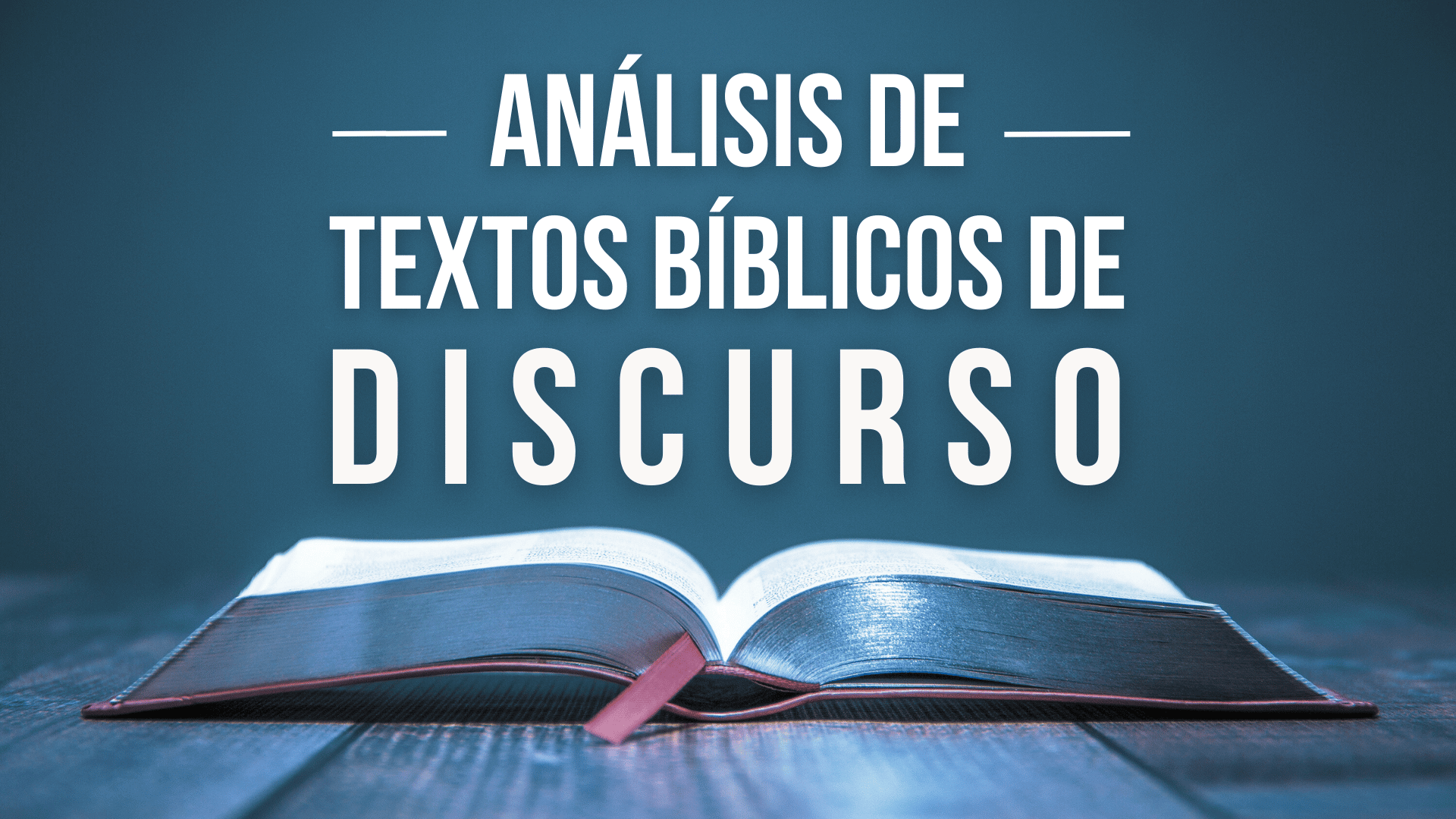 Análisis de textos bíblicos de discurso Biblia abierta en mesa de madera con fondo celeste