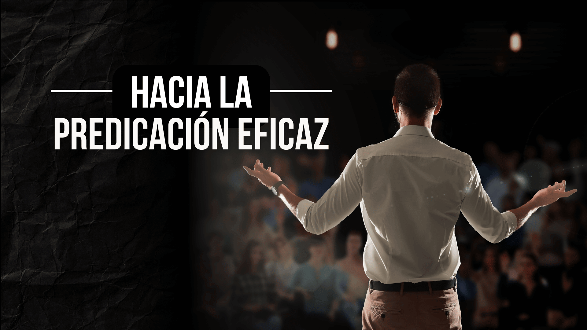 Hacia la predicación eficaz Hombre de camisa blanca predicando con público de fondo