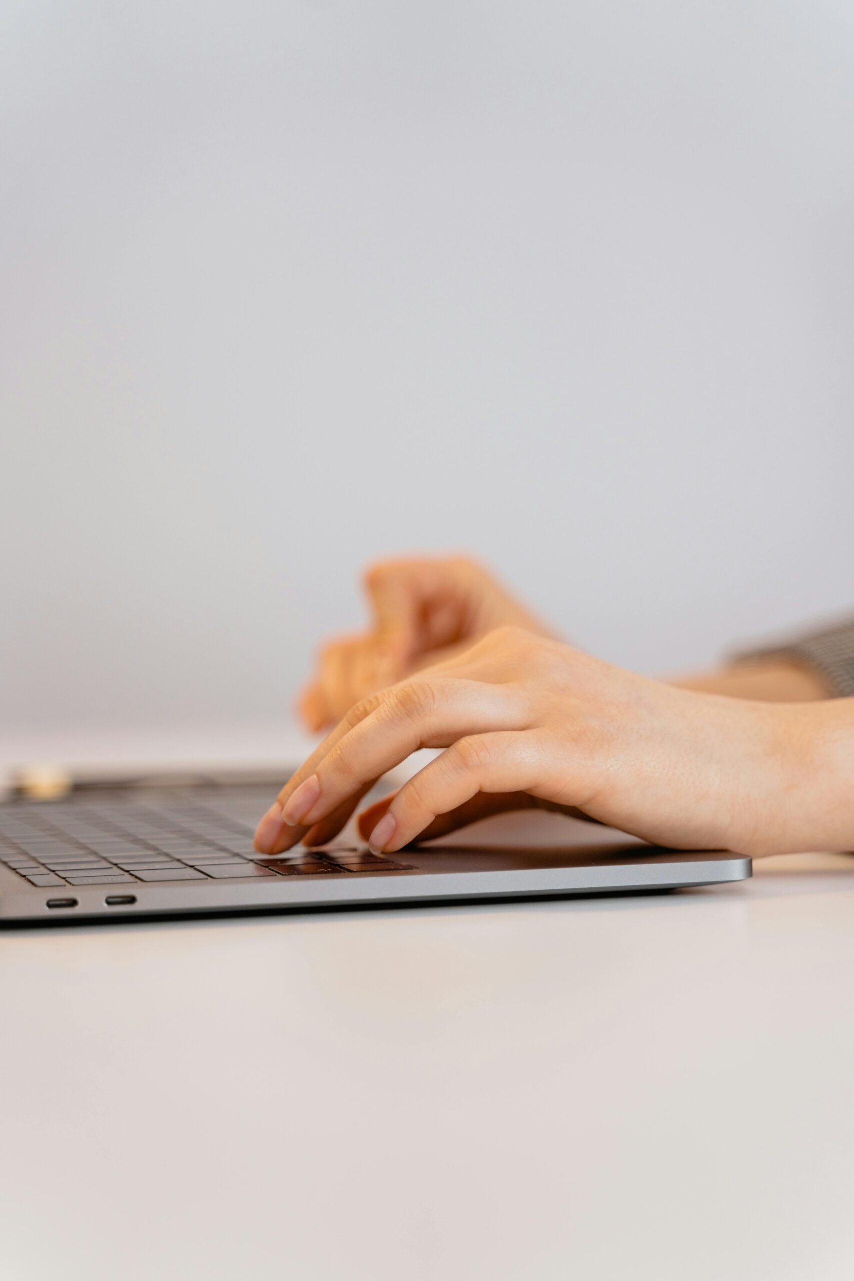 manos mujer teclado laptoo manos mujer escribiendo en teclado computadora portátil
